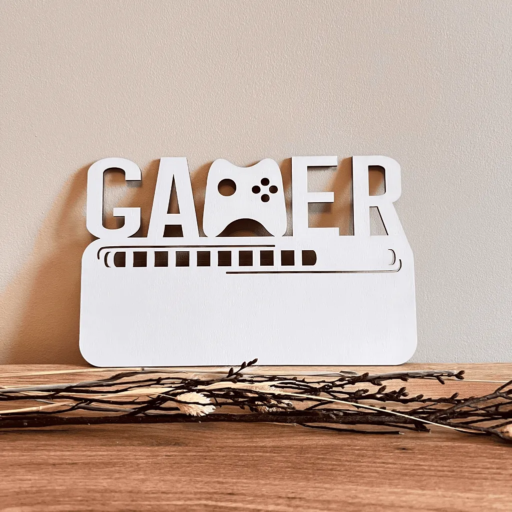 A00929-gamer-weiß-controller-kinderzimmer-wanddeko-holz-am-sideboard.webp