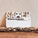 A00929-gamer-weiß-controller-kinderzimmer-wanddeko-holz-am-sideboard.webp