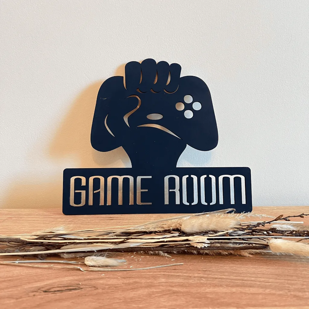 A00931-game-room-wanddeko-holz-schwarz-gamer-controller-kinderzimmer-am-sideboard.webp