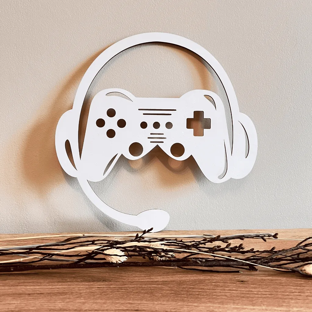 A00928-gamer-wanddeko-holz-weiß-controller-headset-gaming-kinderzimmer-am-sideboard.webp