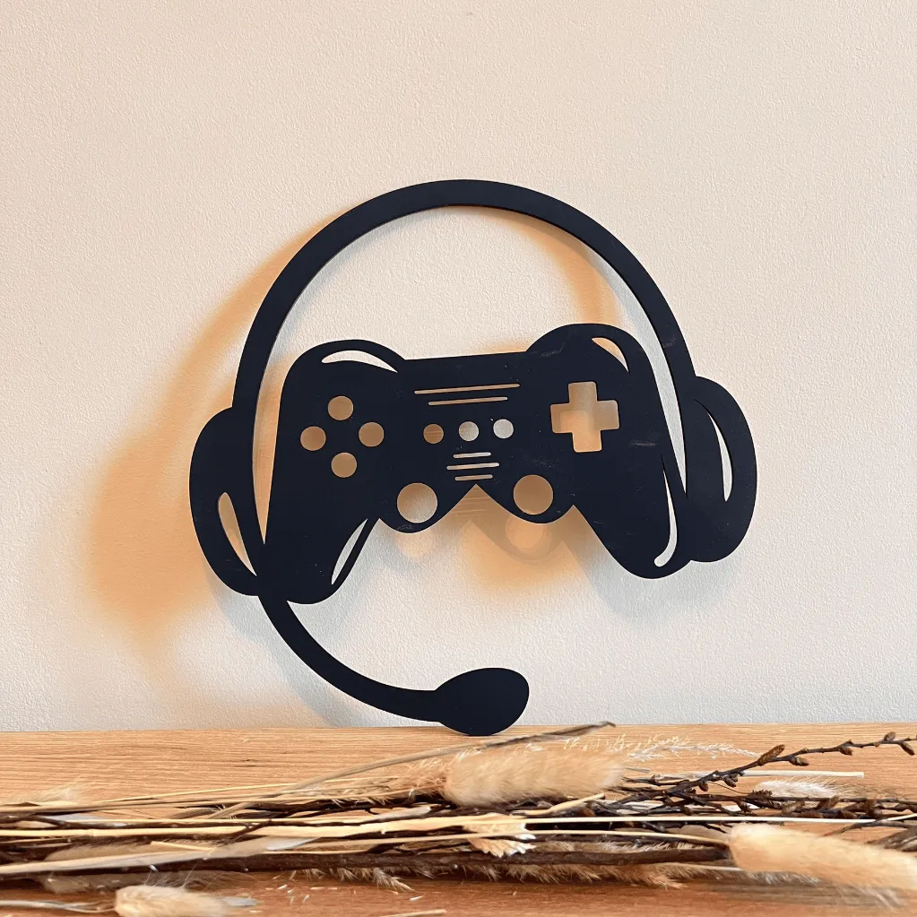 A00932gamer-wanddeko-holz-schwarz-controller-headset-gaming-kinderzimmer-am-sideboard.webp