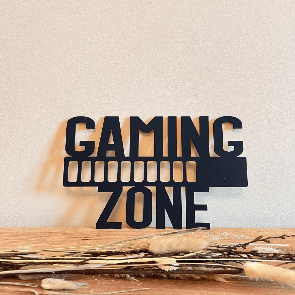 A00930-gaming-zone-holz-schwarz-gamer-kinderzimmer-wanddeko-am-sideboard.webp