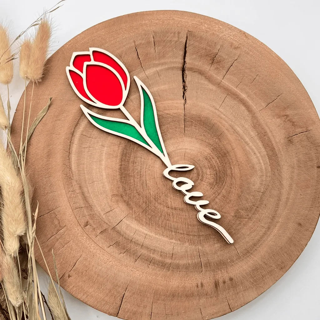 A00286-fruehlingsdeko-tulpe-holz-rot-personalisiert-love-geschenk-seitlich.webp