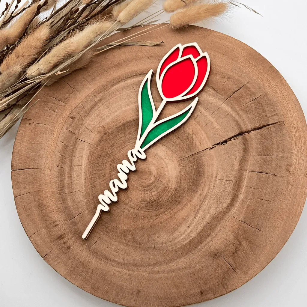 A00298-fruehlingsdeko-tulpe-holz-rot-personalisiert-mama-geschenk-seitlich.webp