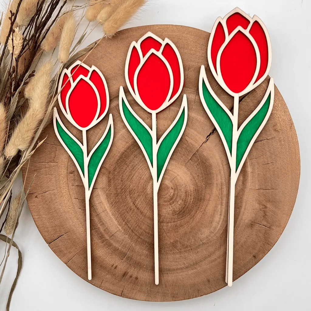 vergleich-s-m-l-fruehlingsdeko-tulpe-holz-rot-geschenk.webp