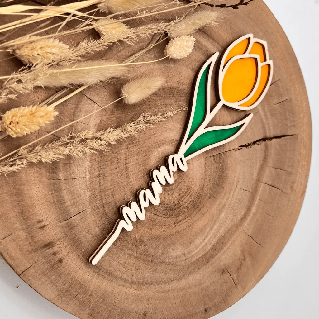 A00299-fruehlingsdeko-tulpe-holz-gelb-personalisiert-mama-geschenk-seitlich.webp