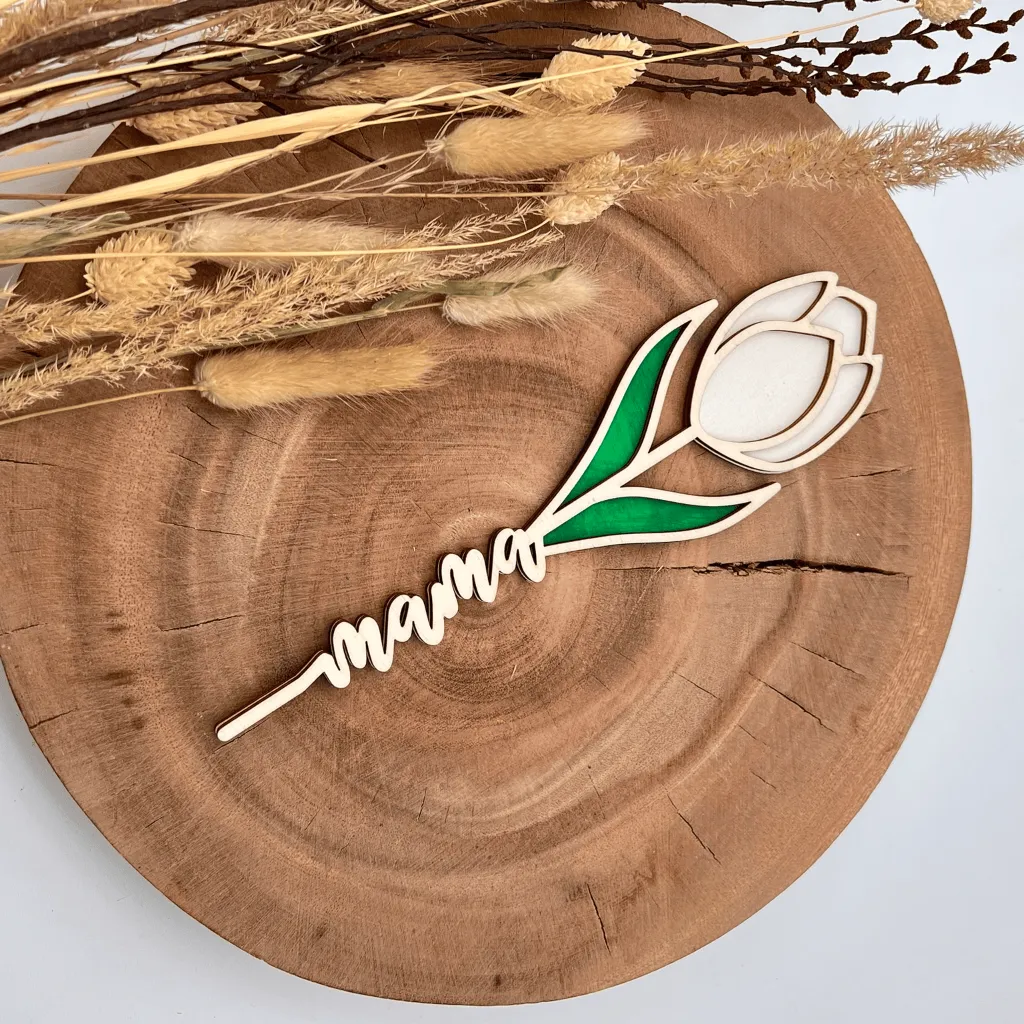 A00300-fruehlingsdeko-tulpe-holz-weiß-personalisiert-mama-geschenk-seitlich.webp