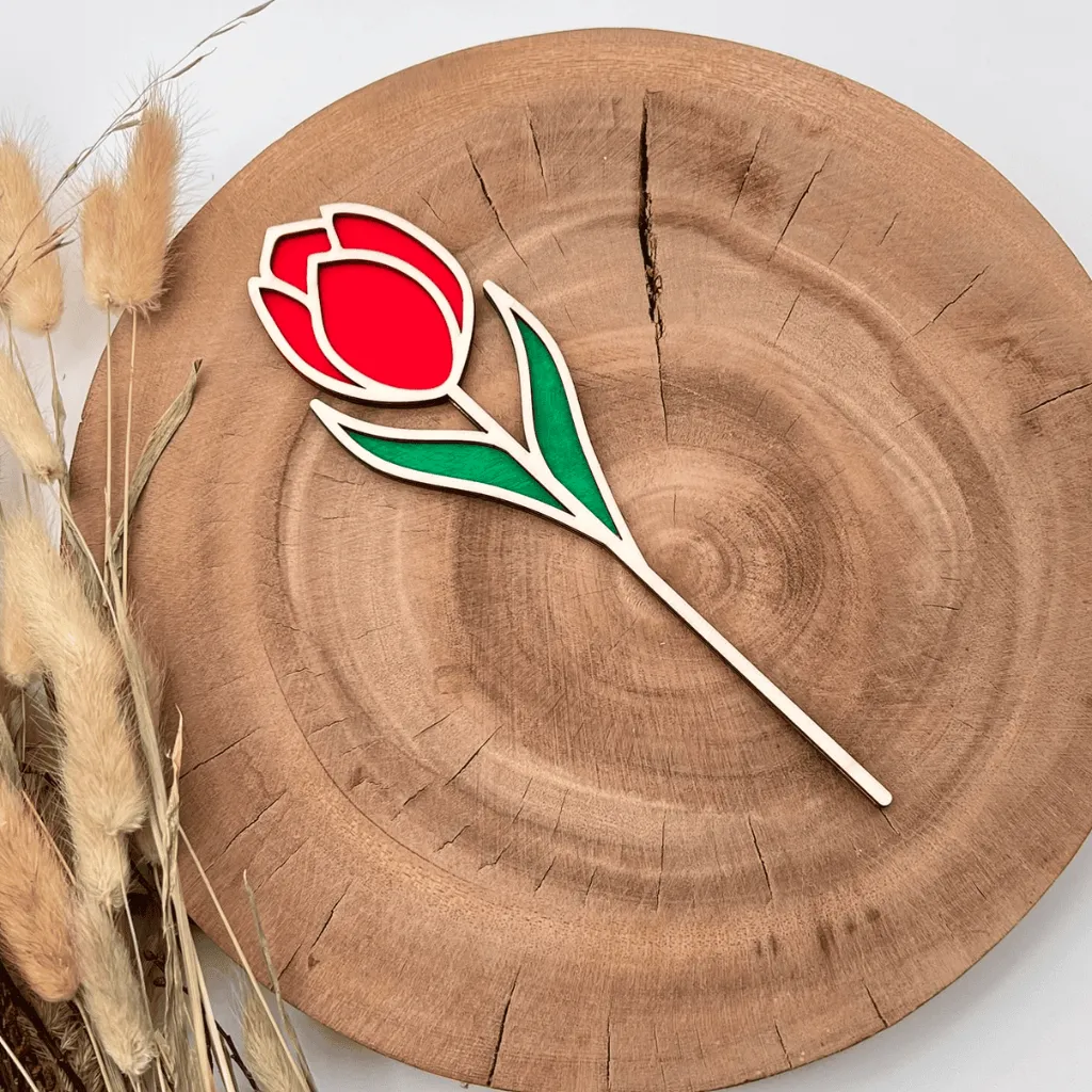 A00310-blumenstecker-tulpe-rot-holz-fruehlingsdekoration-geschenk-seitlich-links.webp