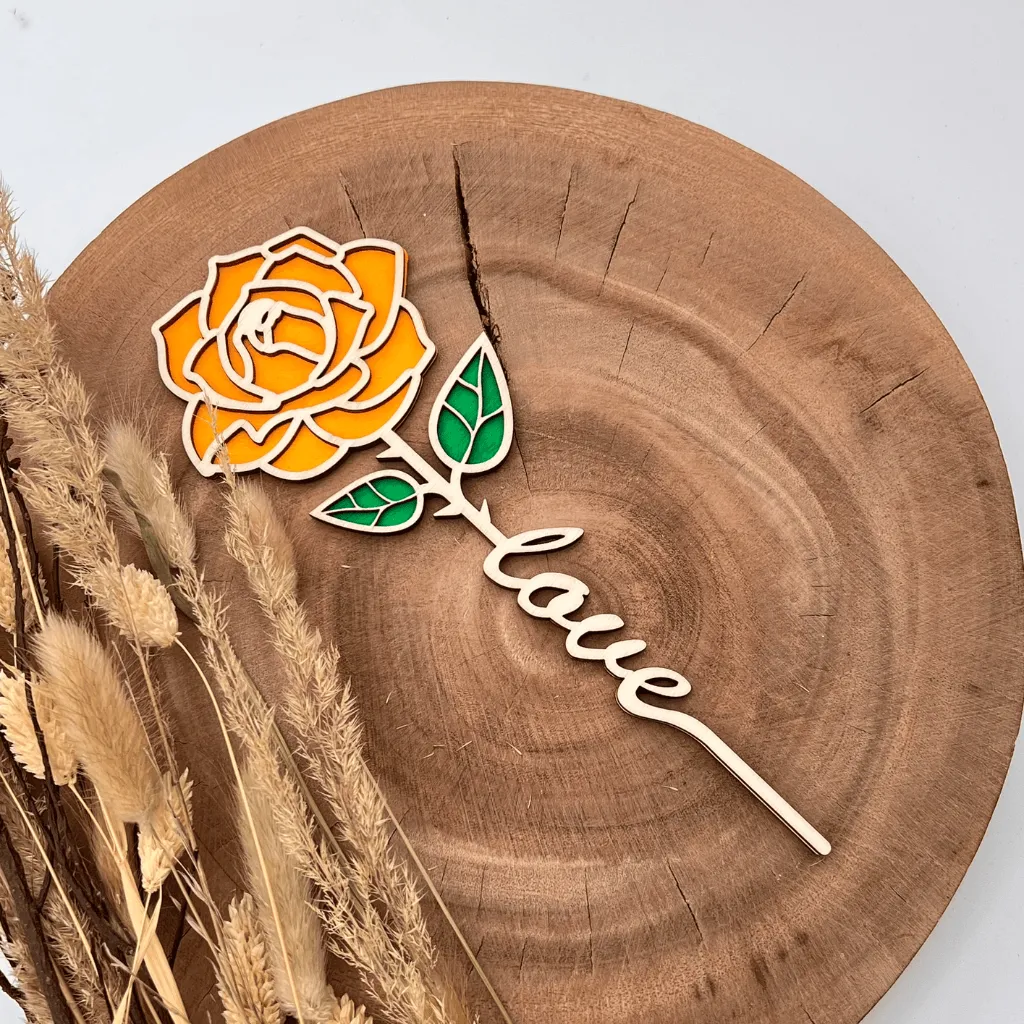 A00216-blumenstecker-rose-holz-gelb-muttertag-geschenk-deko-schriftzug-love-seitlich.webp