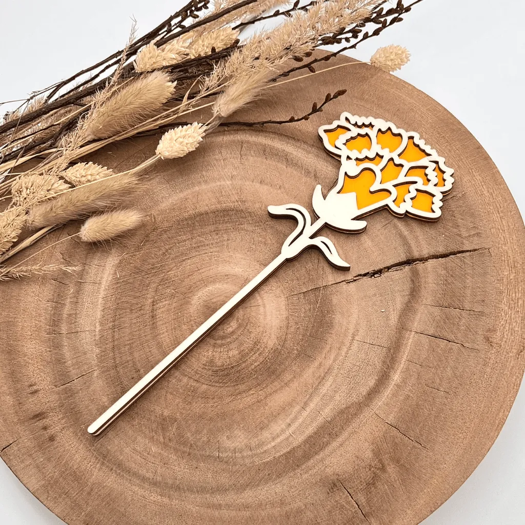 A00132-holz-nelke-blume-gelb-dekoration-fruehling-blumenstecker-seitlich.webp