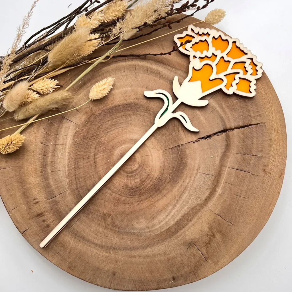 A00140-holz-nelke-blume-gelb-dekoration-fruehling-blumenstecker-seitlich.webp