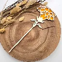 A00140-holz-nelke-blume-gelb-dekoration-fruehling-blumenstecker-seitlich.webp