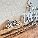 A00344-motivschild-always-dream-big-holz-natur-wanddekoration-am-sideboard.webp