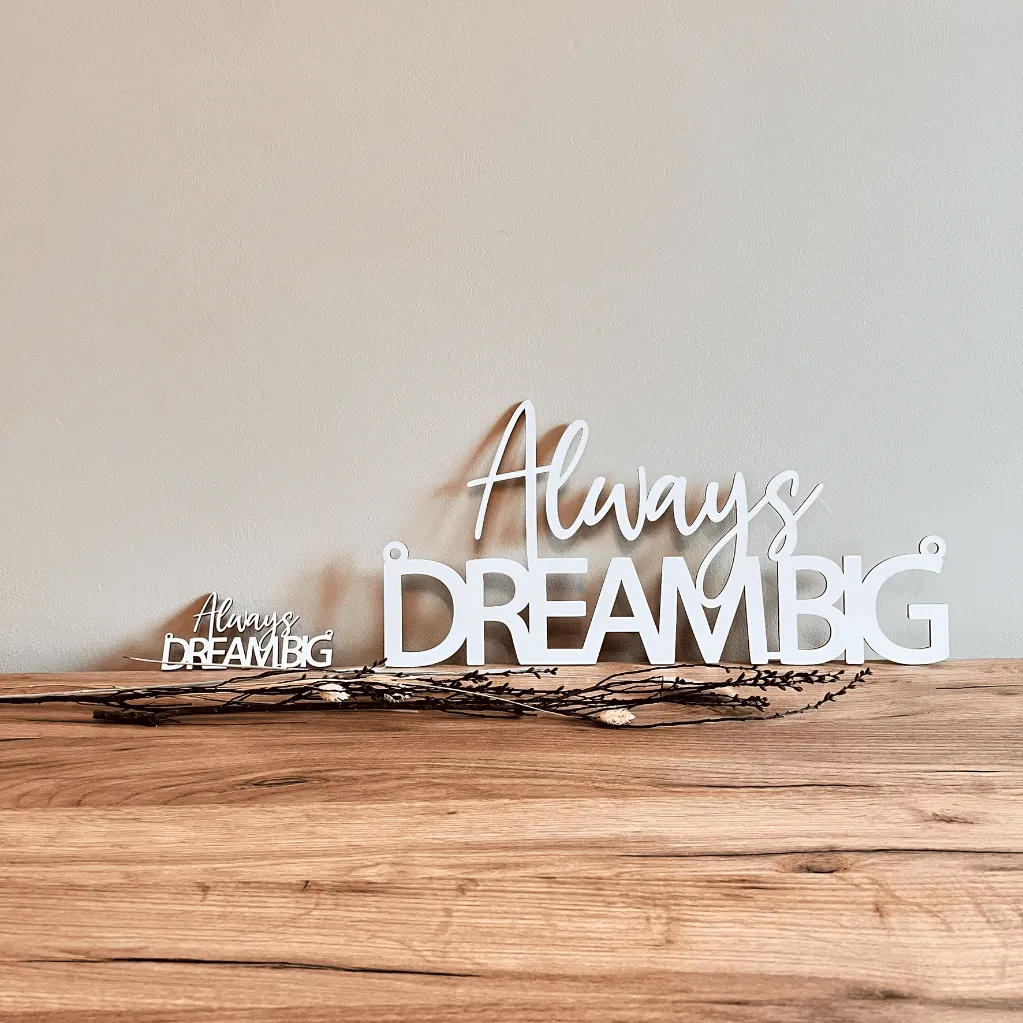 A00583-motivschild-always-dream-big-holz-weiß-wanddekoration-am-sideboard.webp