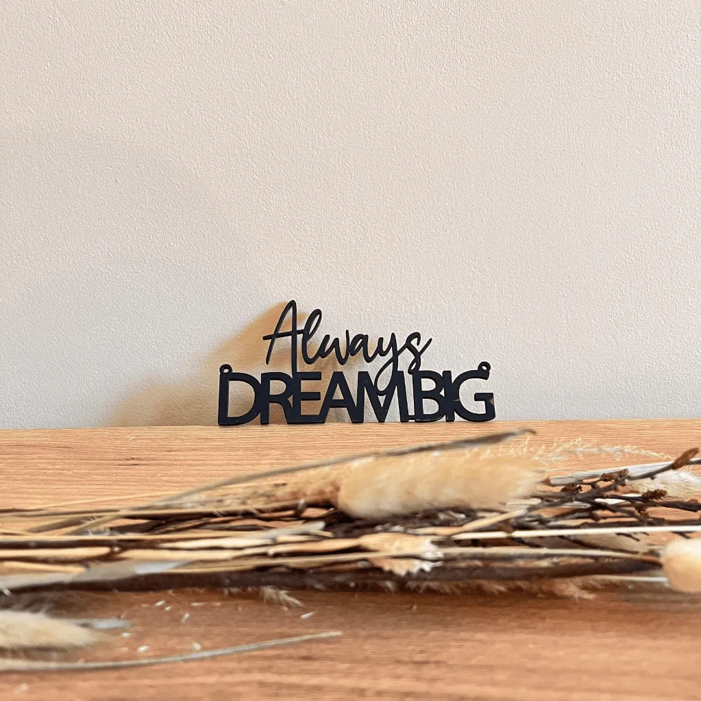 A00599-motivschild-always-dream-big-holz-schwarz-wanddekoration-am-sideboard.webp