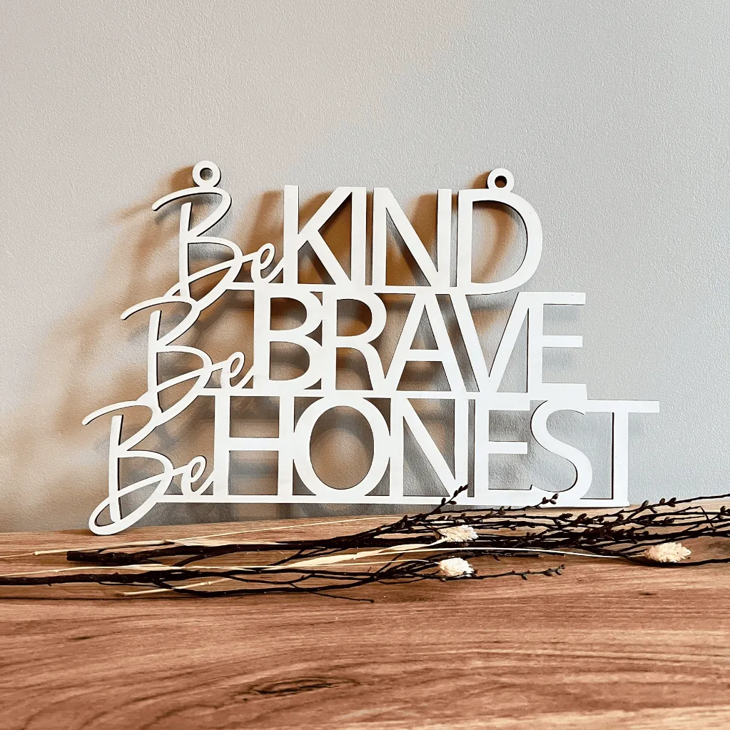 A00345-be-kind-be-brave-be-honest-wanddeko-holz-natur-skylaser-am-sideboard.webp