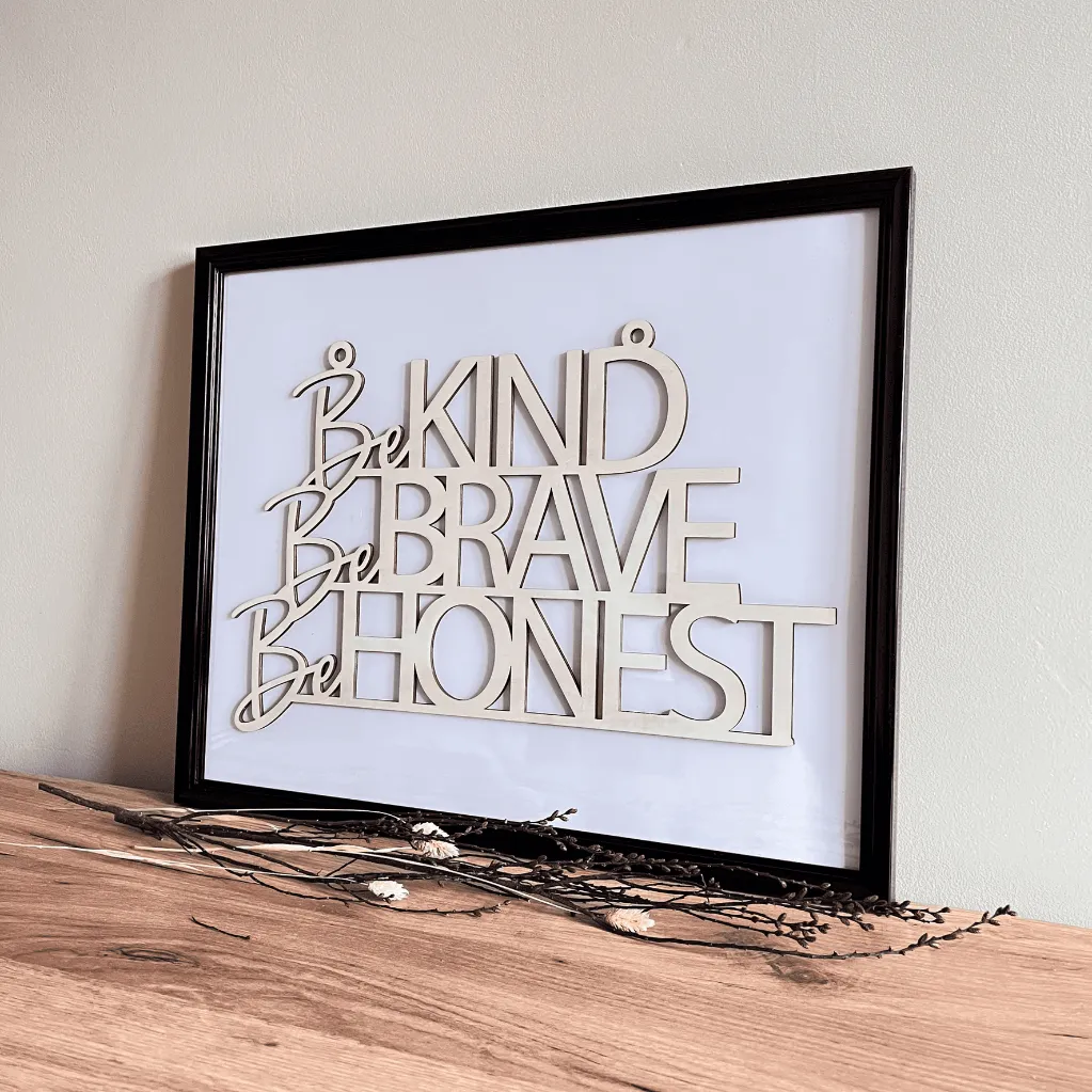 A00345-be-kind-be-brave-be-honest-wanddeko-holz-natur-skylaser-im-bilderrahmen.webp