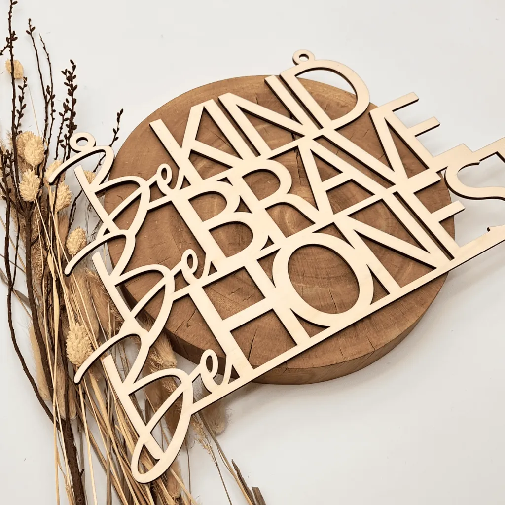 A00345-be-kind-be-brave-be-honest-wanddeko-holz-natur-skylaser-seitlich.webp