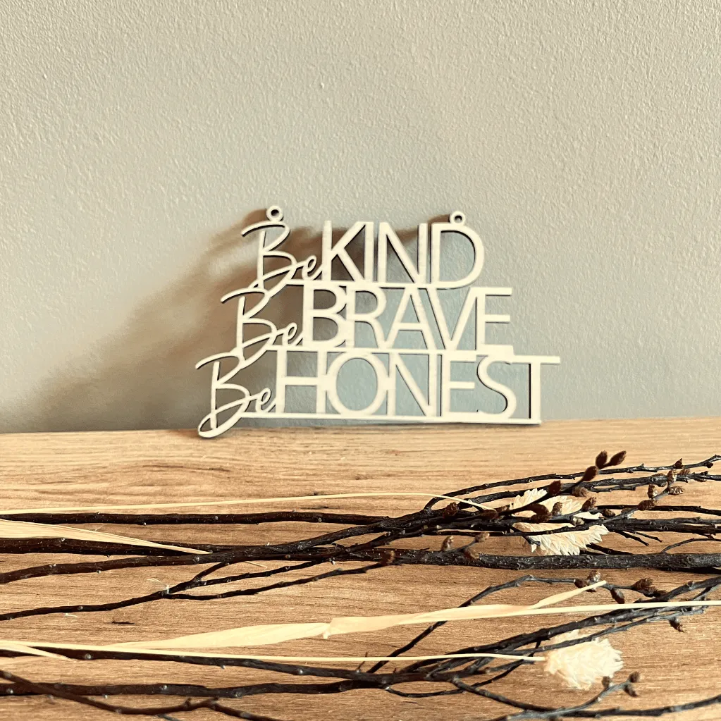 A00346-be-kind-be-brave-be-honest-wanddeko-holz-natur-skylaser-am-sideboard.webp