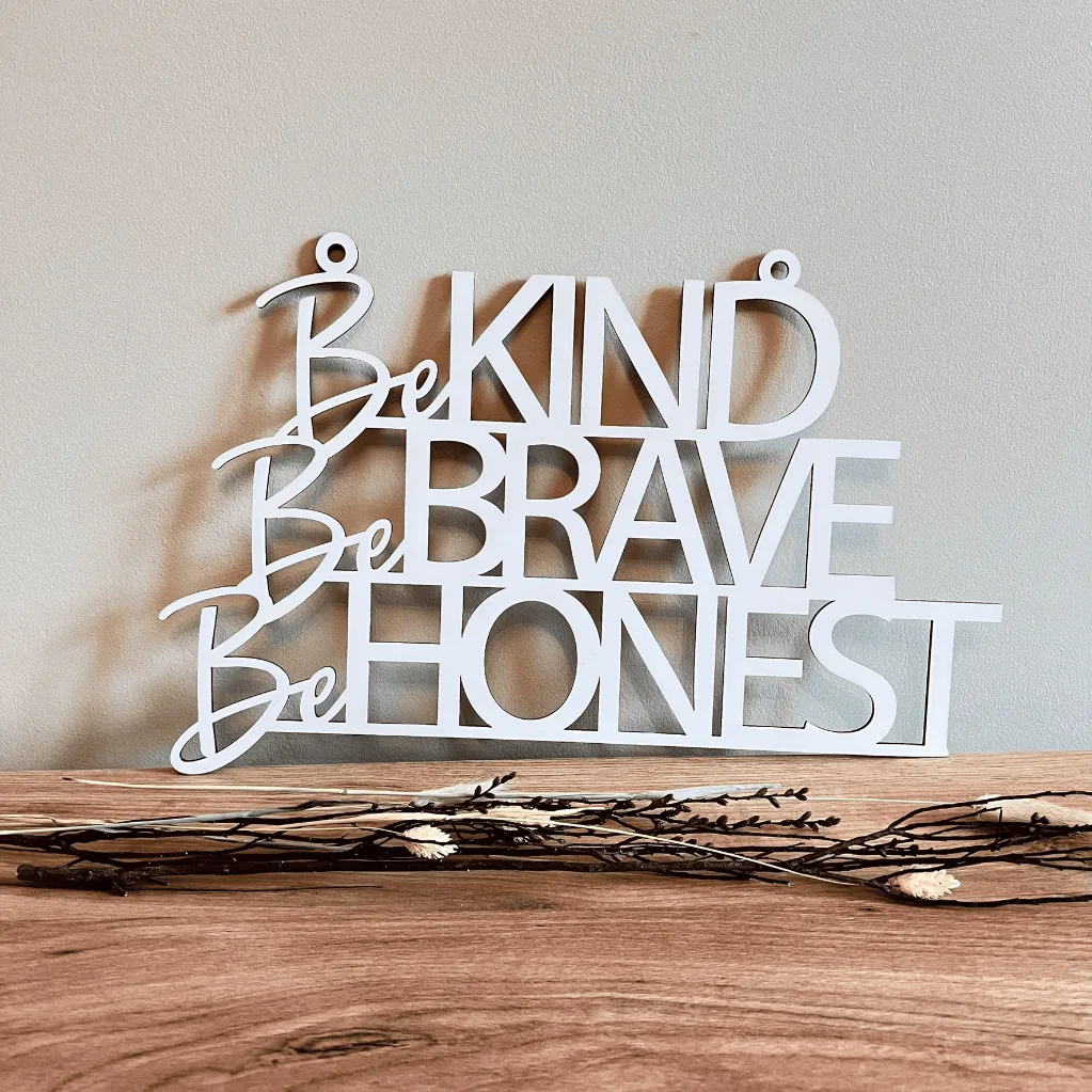 A00584-be-kind-be-brave-be-honest-wanddeko-holz-weiß-skylaser-am-sideboard.webp