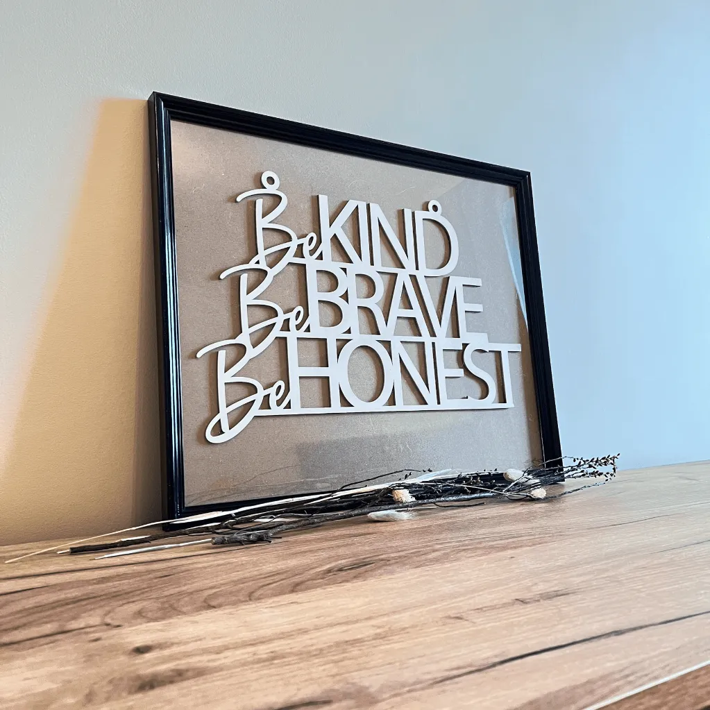 A00584-be-kind-be-brave-be-honest-wanddeko-holz-weiß-skylaser-im-bilderrahmen.webp