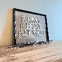 A00584-be-kind-be-brave-be-honest-wanddeko-holz-weiß-skylaser-im-bilderrahmen.webp