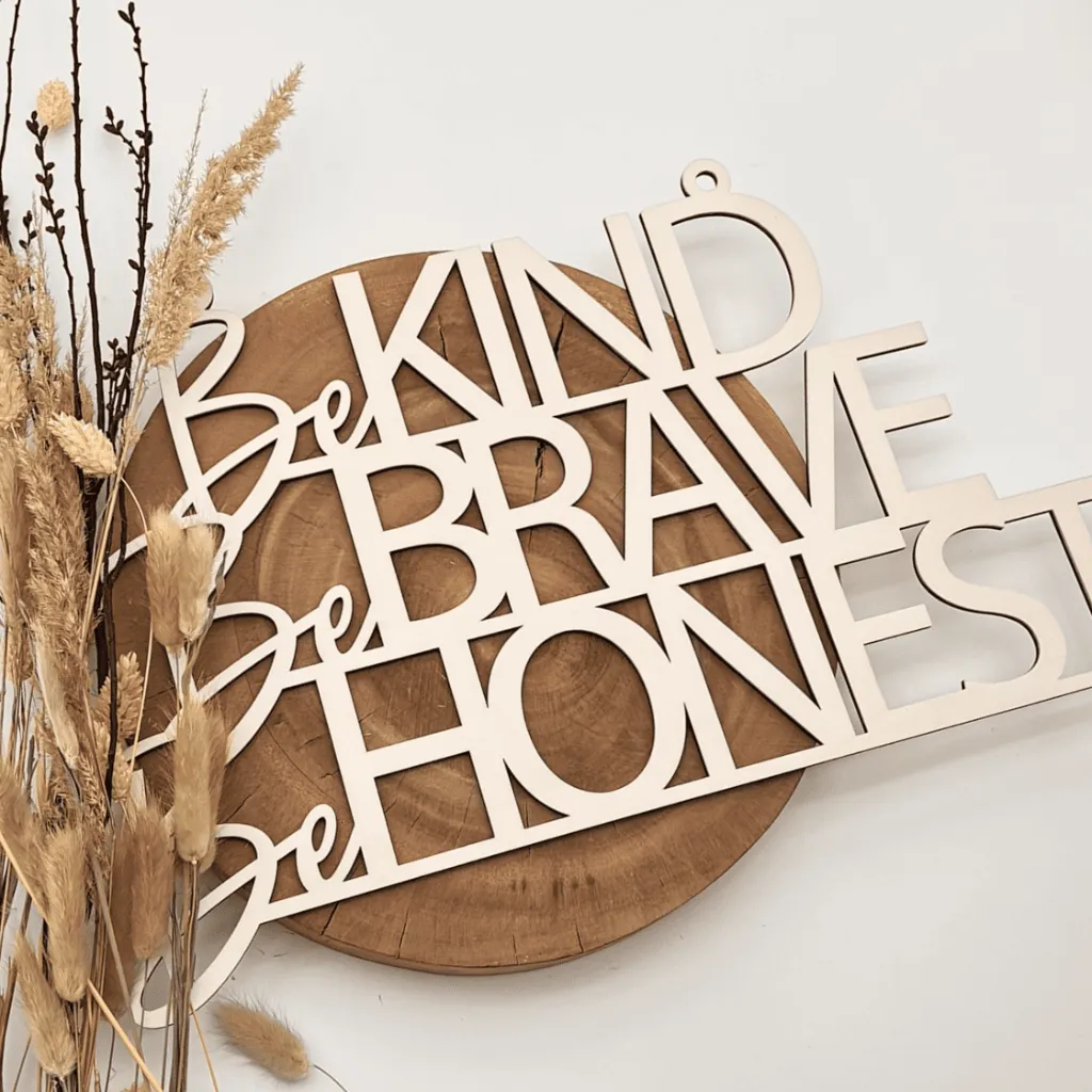 A00584-be-kind-be-brave-be-honest-wanddeko-holz-weiß-skylaser-seitlich.webp
