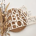 A00584-be-kind-be-brave-be-honest-wanddeko-holz-weiß-skylaser-seitlich.webp