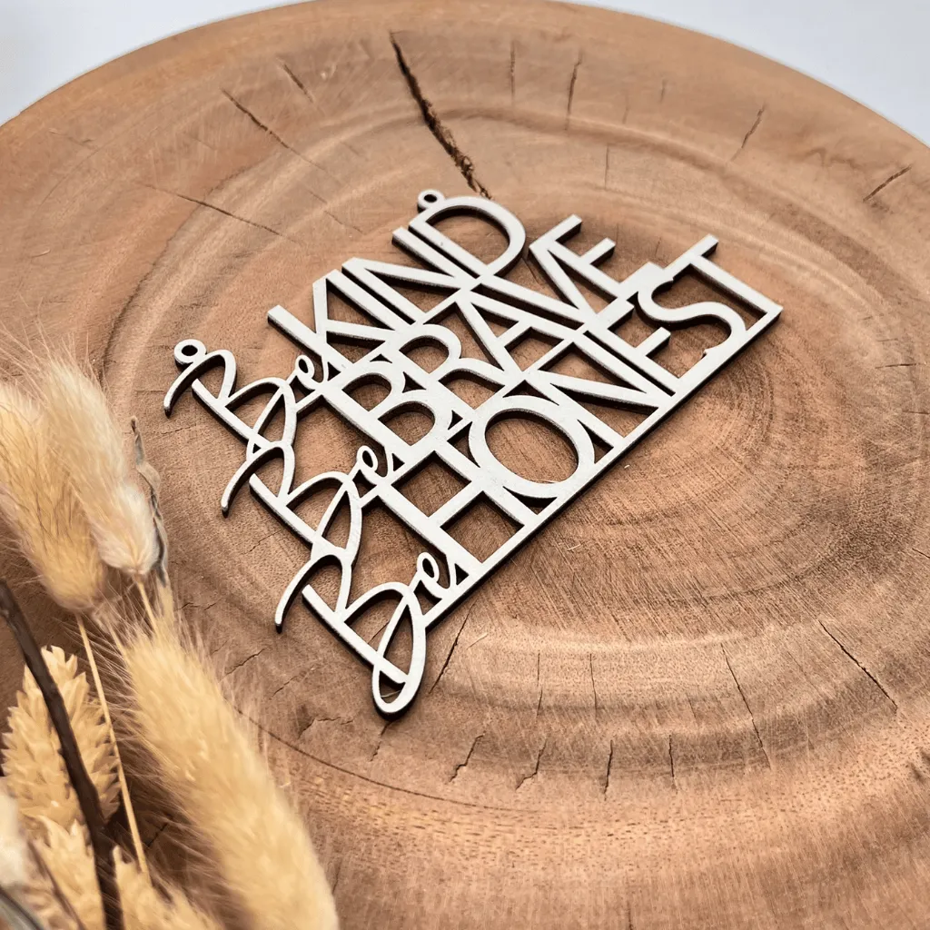 A00585-be-kind-be-brave-be-honest-wanddeko-holz-weiß-skylaser-seitlich.webp