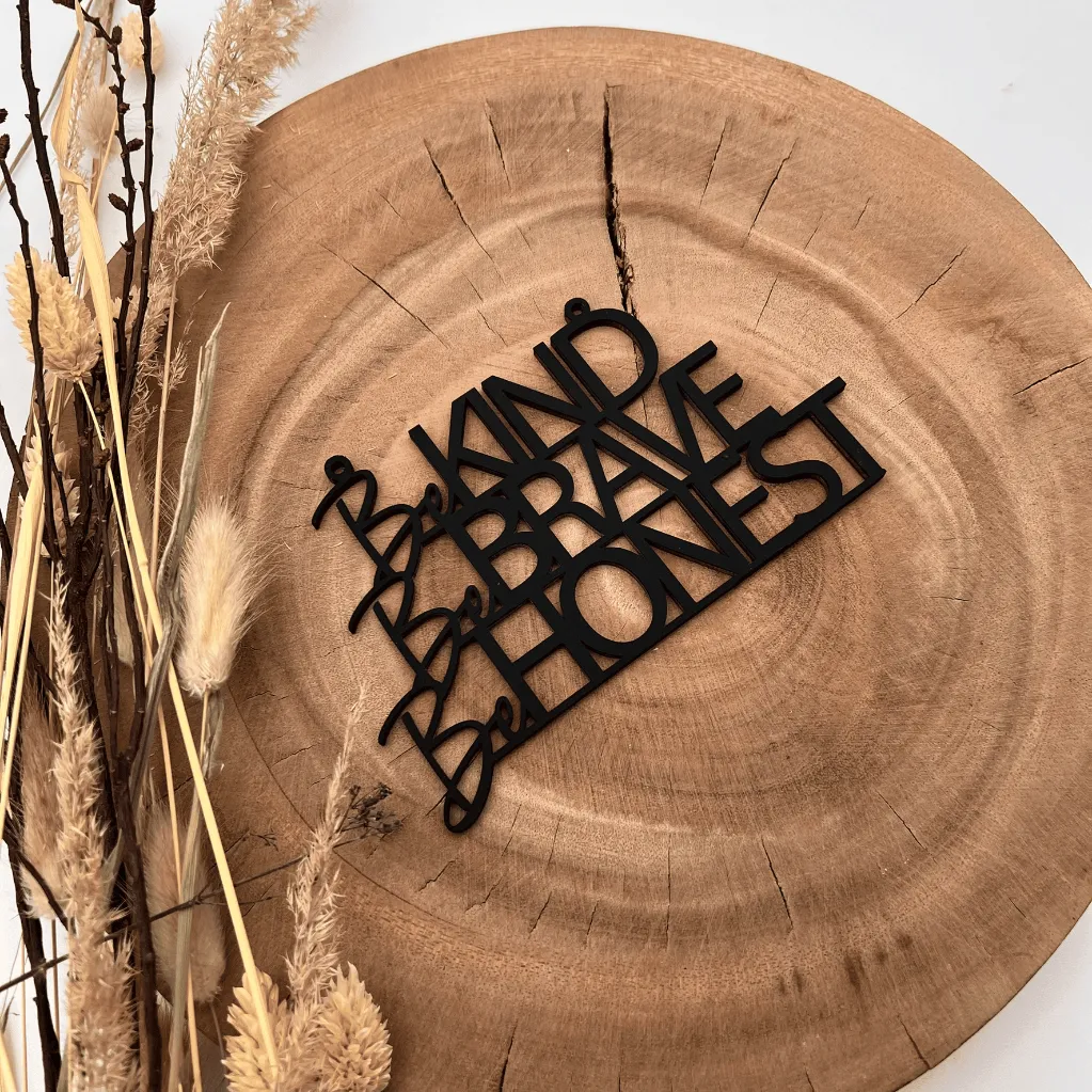 A00602-be-kind-be-brave-be-honest-wanddeko-holz-schwarz-skylaser-seitlich.webp