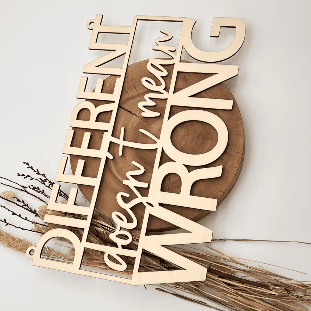 A00347-different-doesnt-mean-wrong-wanddeko-holz-natur-skylaser-seitlich.webp