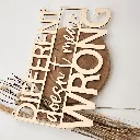 A00347-different-doesnt-mean-wrong-wanddeko-holz-natur-skylaser-seitlich.webp