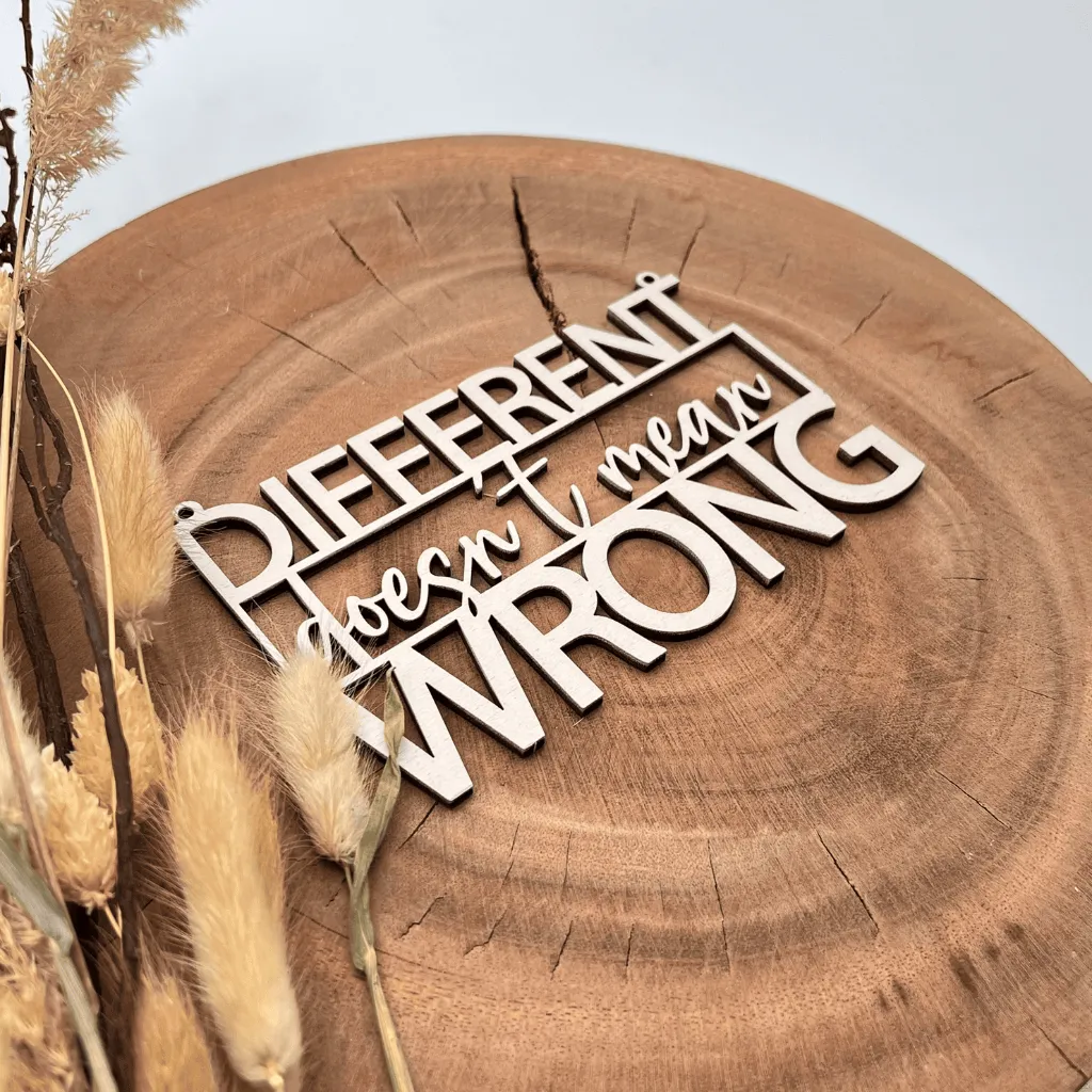 A00587-different-doesnt-mean-wrong-wanddeko-holz-weiß-skylaser-seitlich.webp