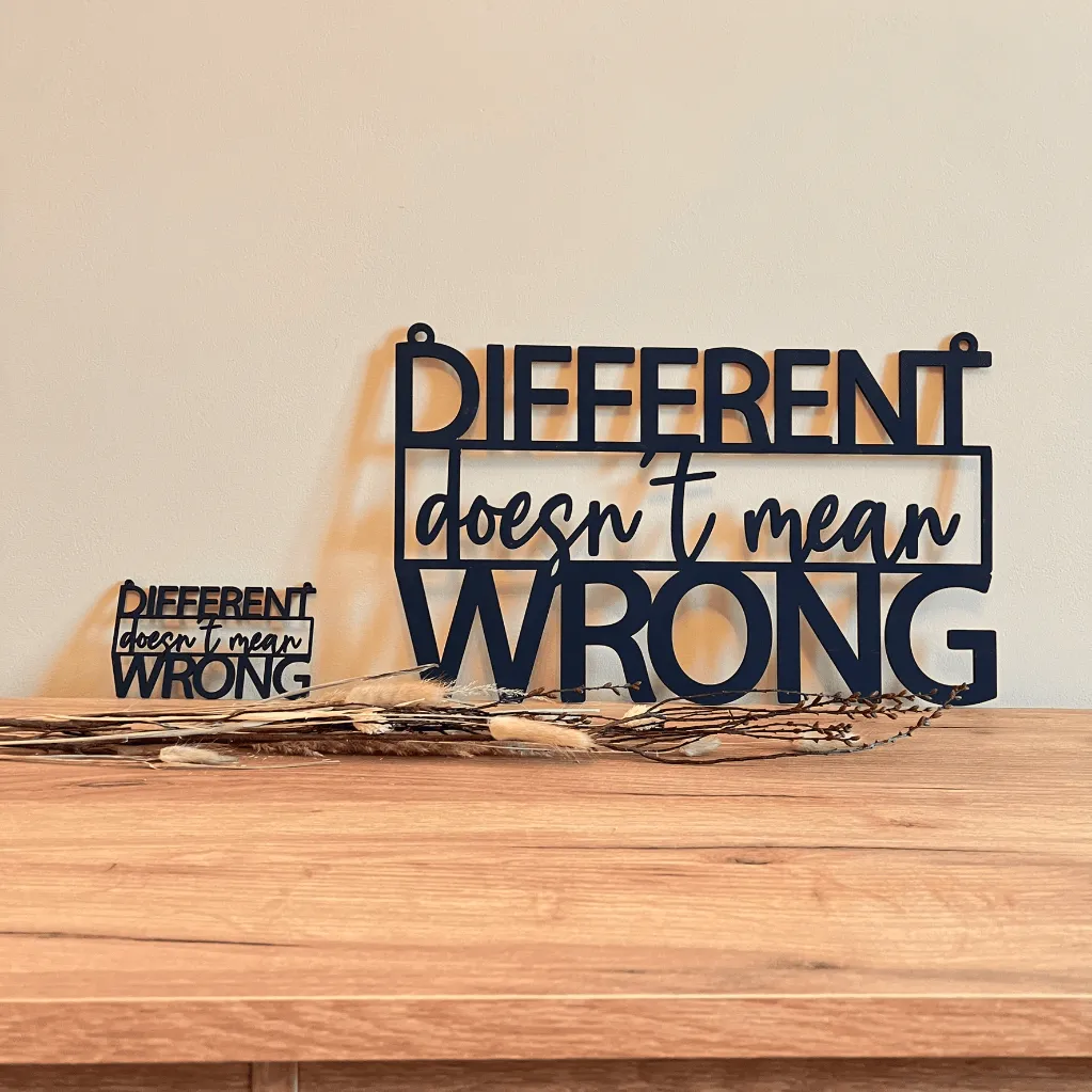 vergleich-different-doesnt-mean-wrong-wanddeko-holz-schwarz-skylaser.webp