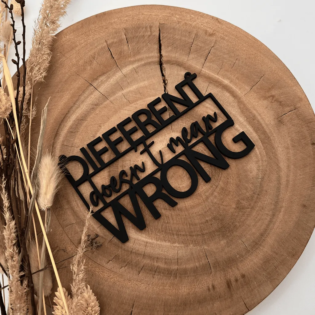 A00604-different-doesnt-mean-wrong-wanddeko-holz-schwarz-skylaser-seitlich.webp