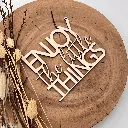A00350-motivschild-wohnzimmer-holz-natur-enjoy-the-little-things-seitlich.webp
