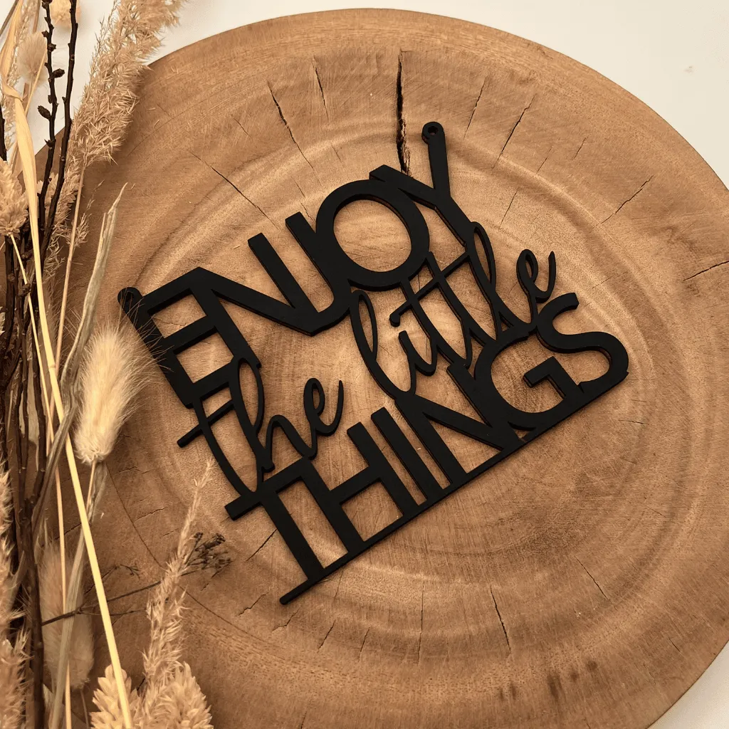 A00606-motivschild-wohnzimmer-holz-schwarz-enjoy-the-little-things-seitlich.webp