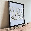 A00351-holz-natur-wandspruch-good-things-take-time-dekoration-im-bilderrahmen.webp