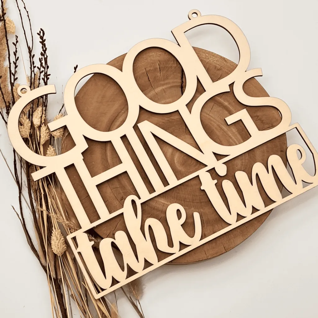 A00351-holz-natur-wandspruch-good-things-take-time-dekoration-seitlich.webp