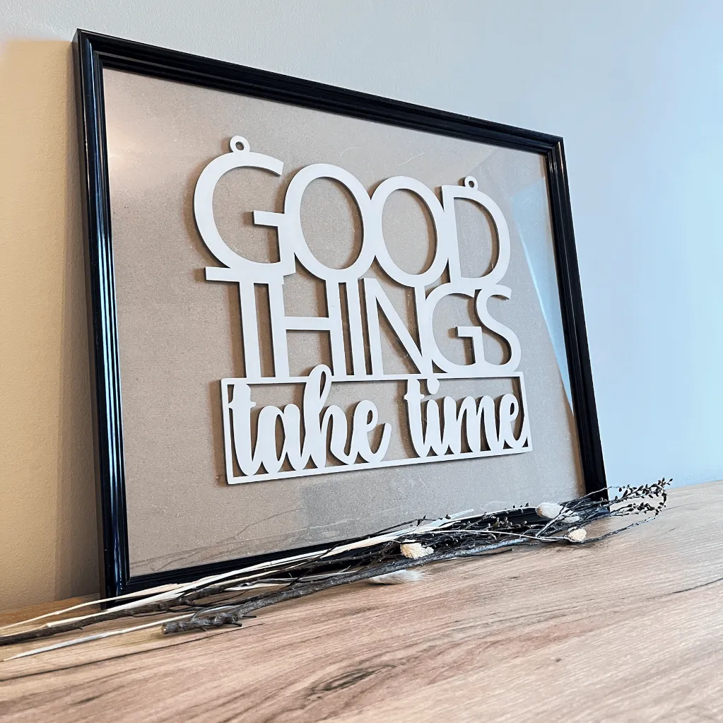 A00590-holz-weiß-wandspruch-good-things-take-time-dekoration-im-bilderahmen.webp