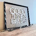 A00590-holz-weiß-wandspruch-good-things-take-time-dekoration-im-bilderahmen.webp