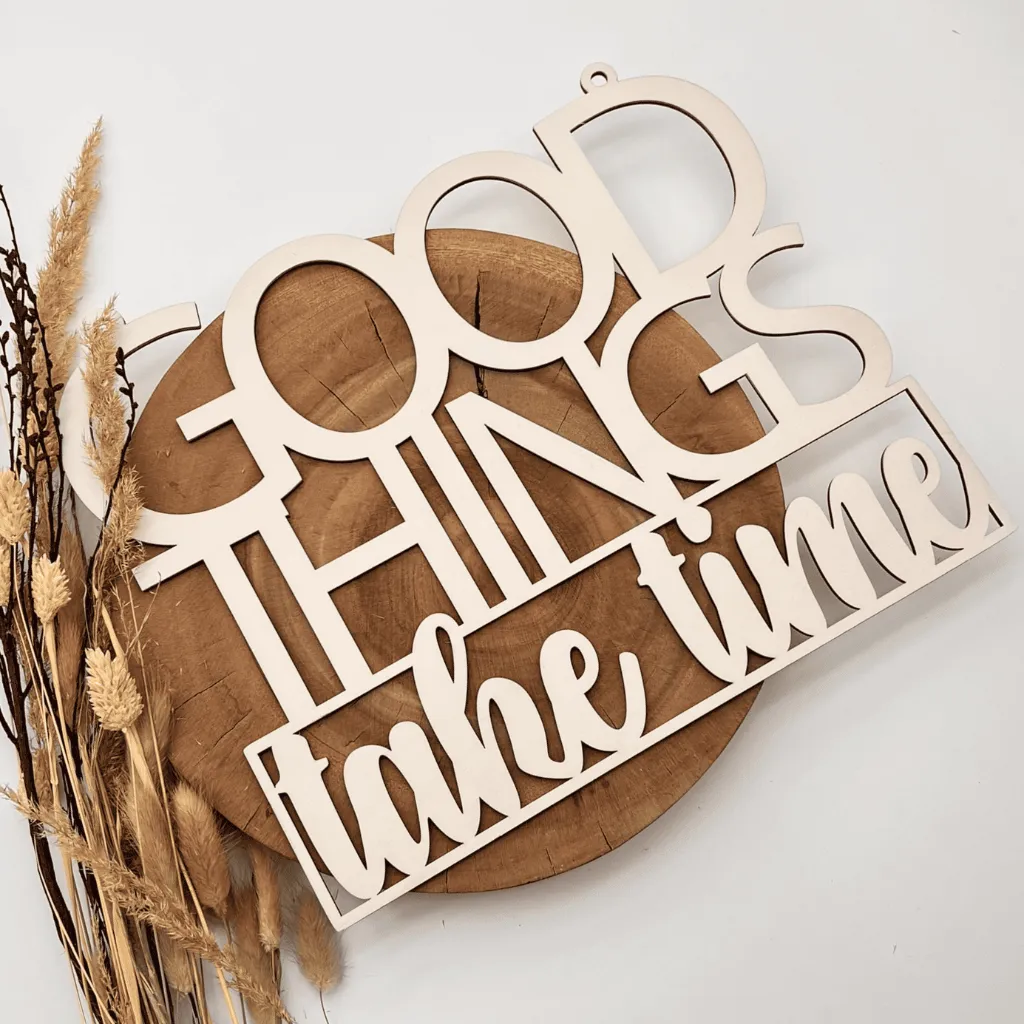 A00590-holz-weiß-wandspruch-good-things-take-time-dekoration-seitlich.webp