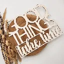 A00590-holz-weiß-wandspruch-good-things-take-time-dekoration-seitlich.webp