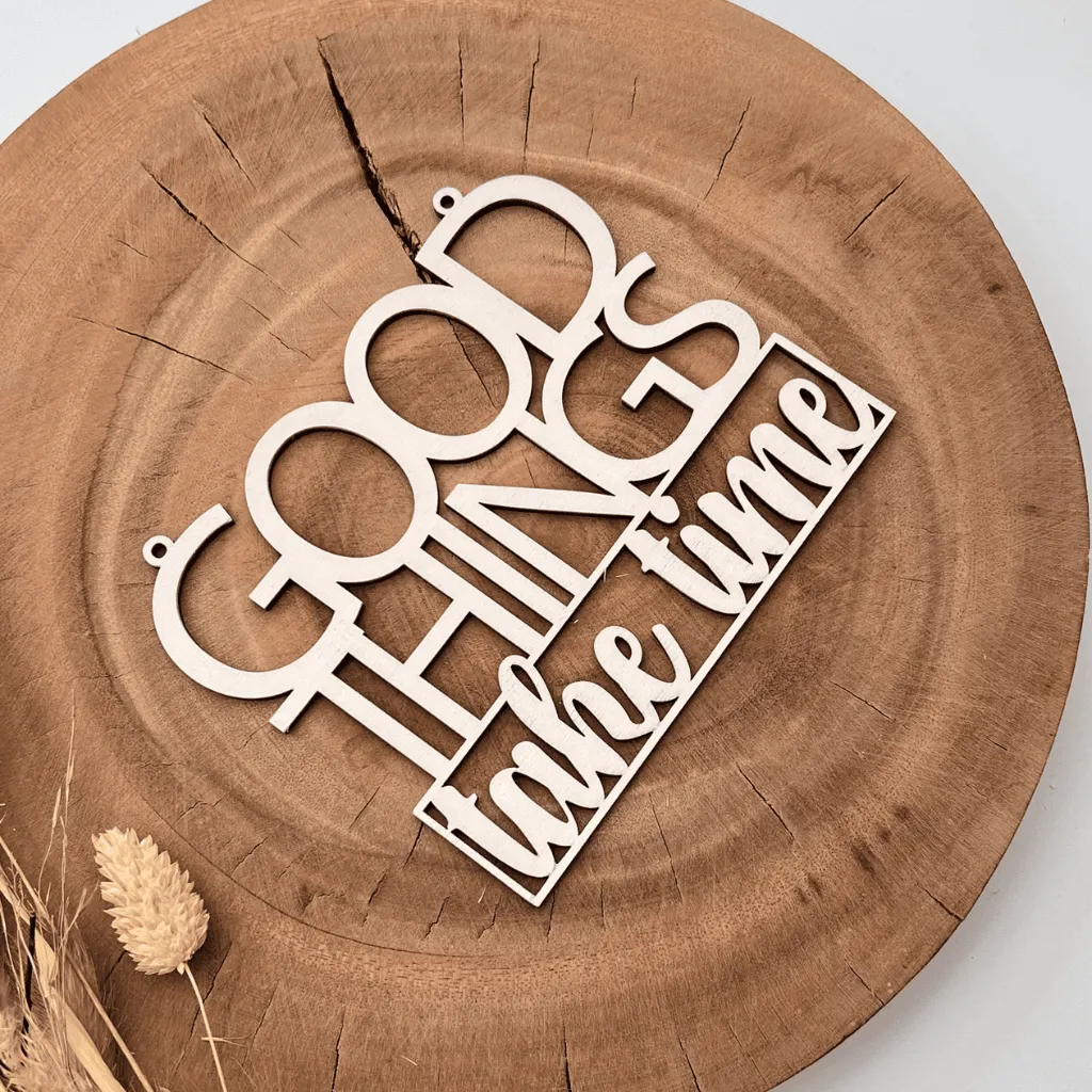 A00591-holz-weiß-wandspruch-good-things-take-time-dekoration-seitlich.webp