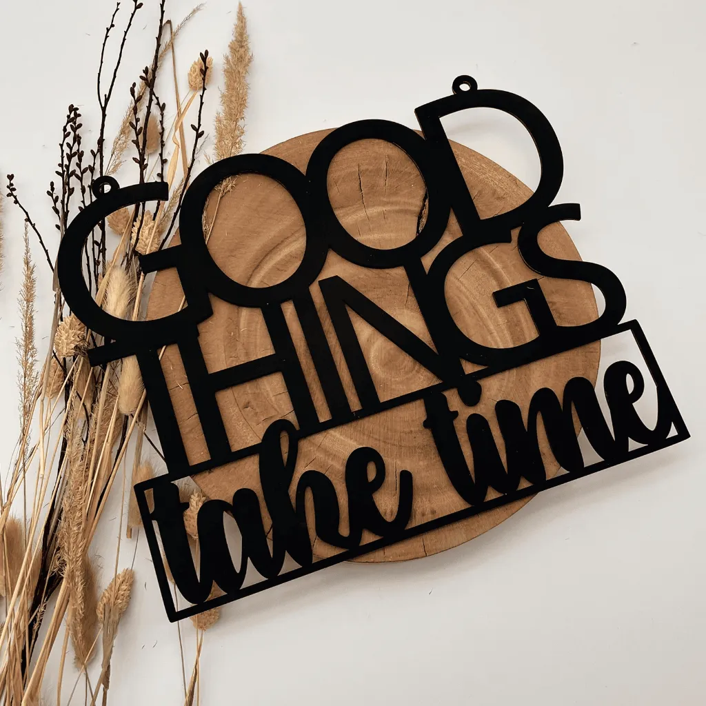 A00607-holz-schwarz-wandspruch-good-things-take-time-dekoration-seitlich.webp