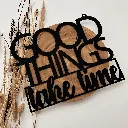 A00607-holz-schwarz-wandspruch-good-things-take-time-dekoration-seitlich.webp