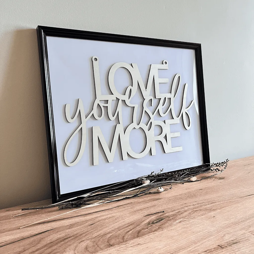 A00353-motivschild-wohnzimmer-holz-natur-love-yourself-more-im-bilderrahmen.webp