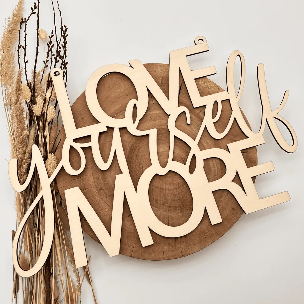A00353-motivschild-wohnzimmer-holz-natur-love-yourself-more-seitlich.webp