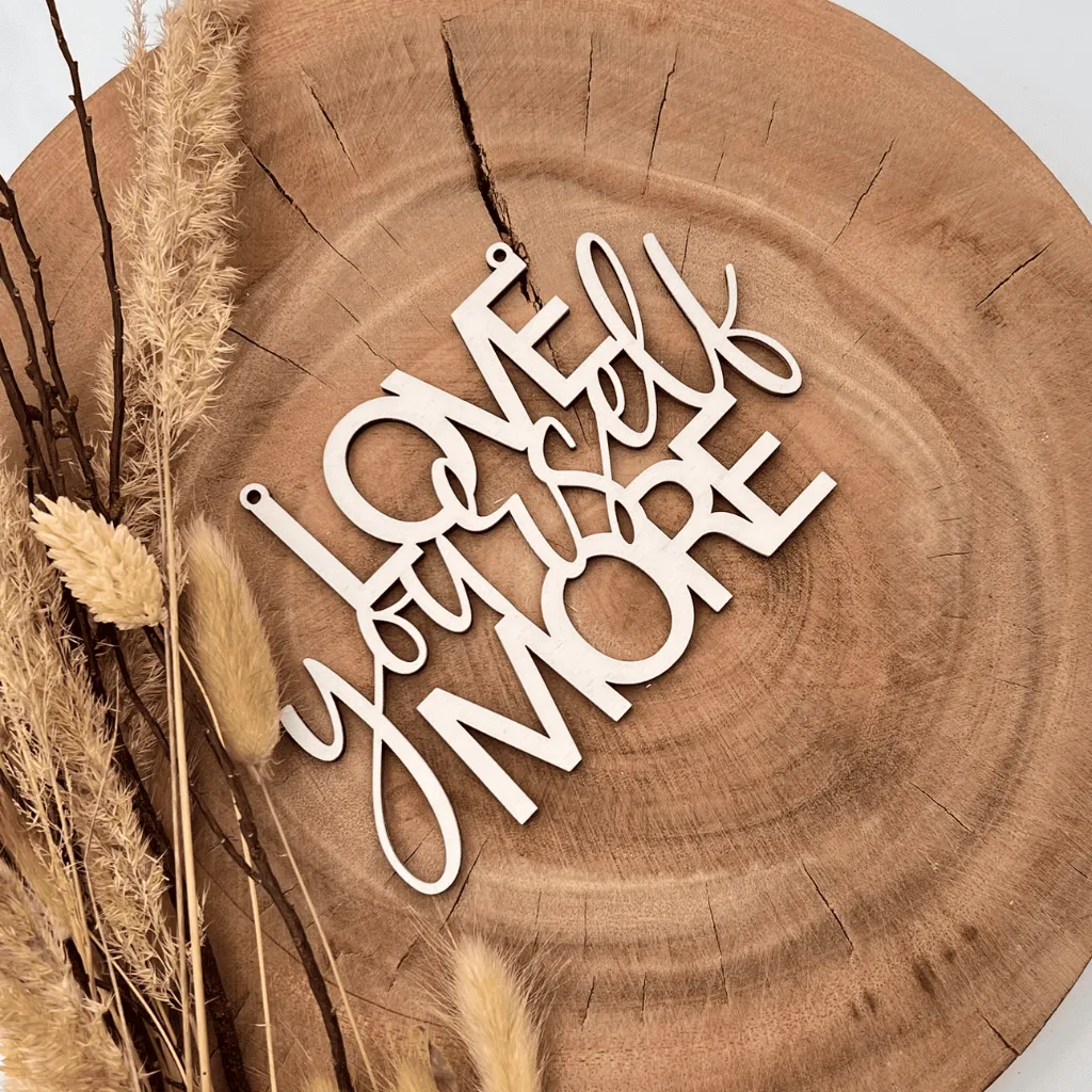 A00593-motivschild-wohnzimmer-holz-weiß-love-yourself-more-seitlich.webp