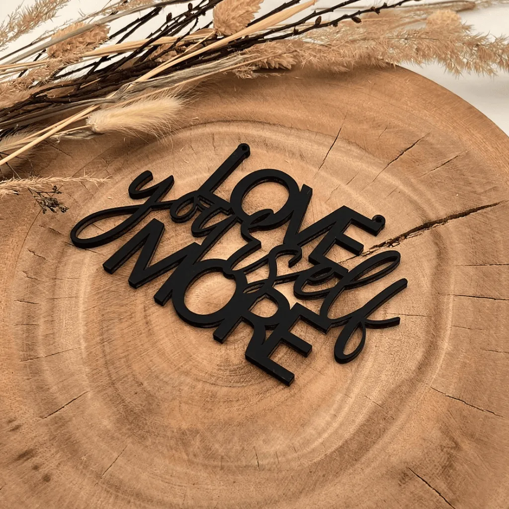 A00610-motivschild-wohnzimmer-holz-schwarz-love-yourself-more-seitlich.webp